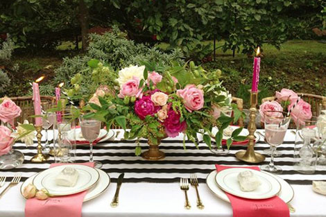Свадебный стол, украшенный букетами роз